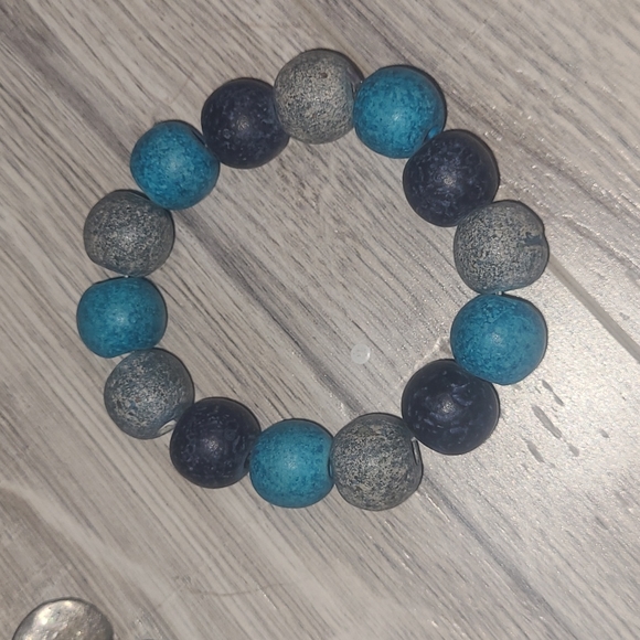 Beautiful matching necklace and bracelet set - Picture 2 of 4